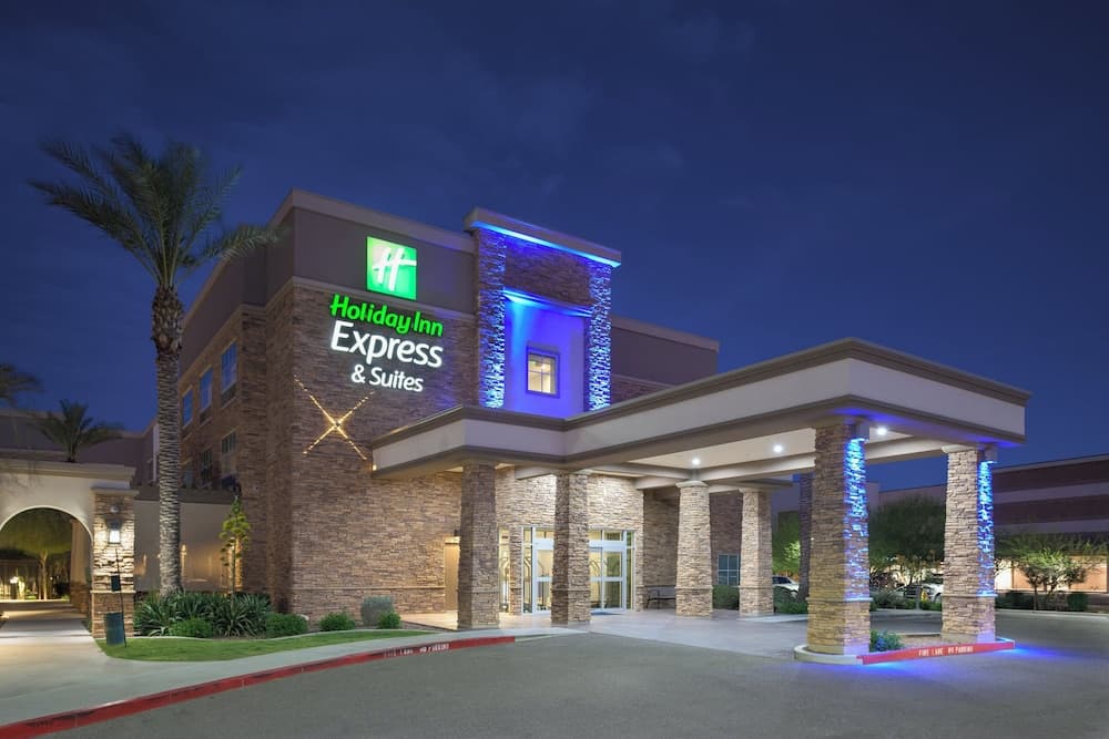 Holiday Inn Express & Suites Phoenix East - Gilbert by IHG