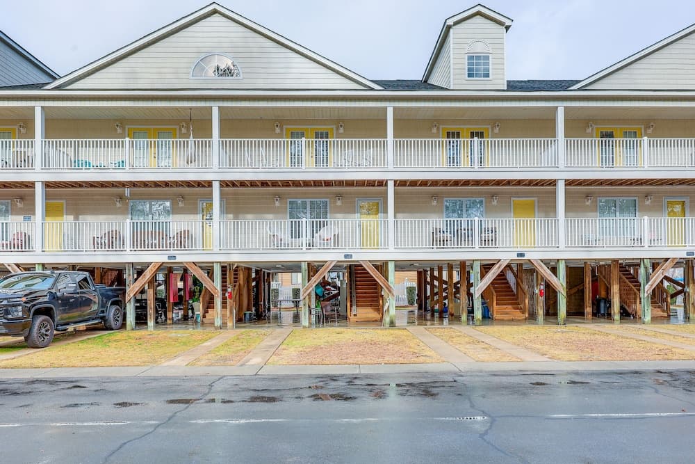 Townhome w/ Outdoor Pool & White Lake Access!