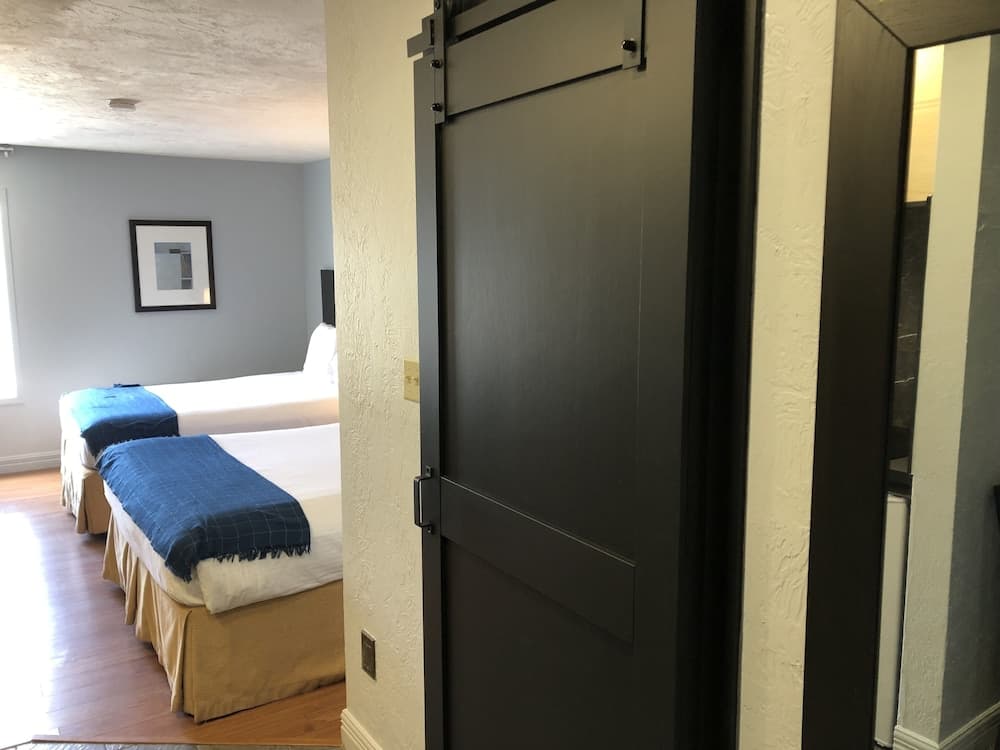 Auberge Shores Inn & Hotel