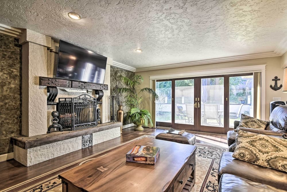 Milwaukie Vacation Rental w/ Backyard, Office