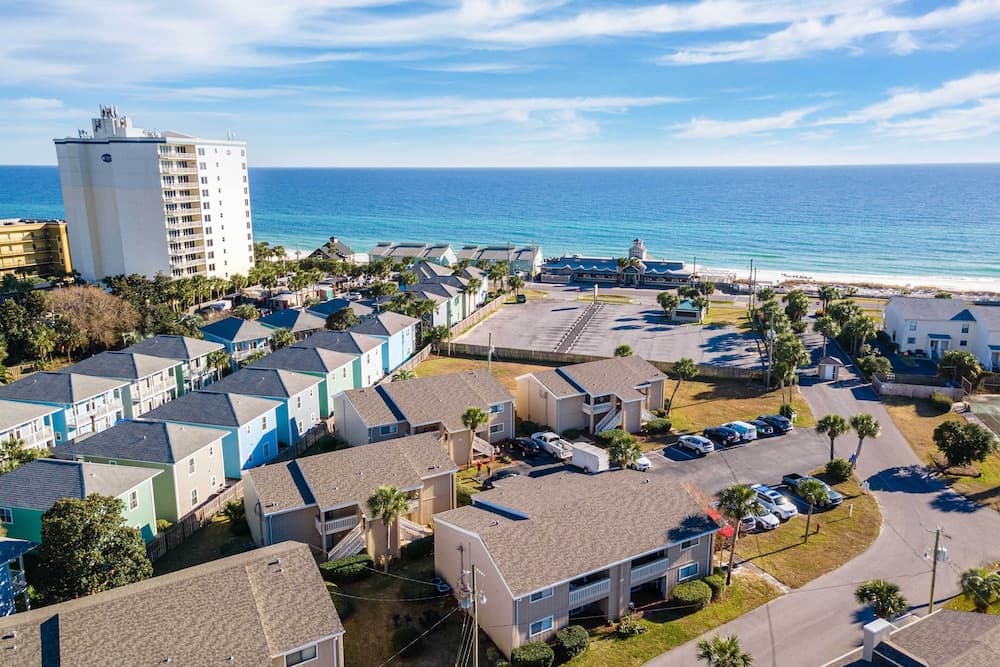 Sunny Destin Condo w/ Pool & Beach Access!