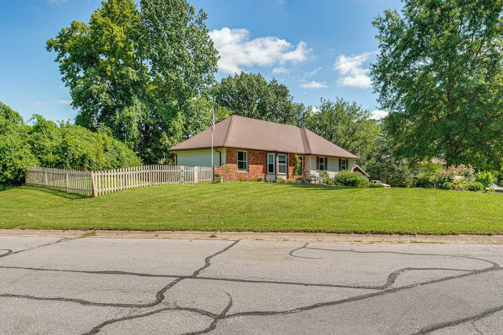 6 Mi to Cpkc Stadium: Convenient Kansas City Apt