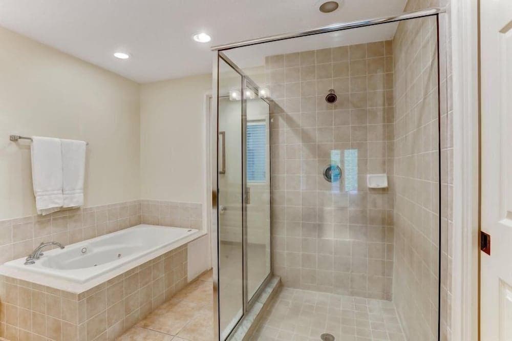2515 Tennis Villa King Suite