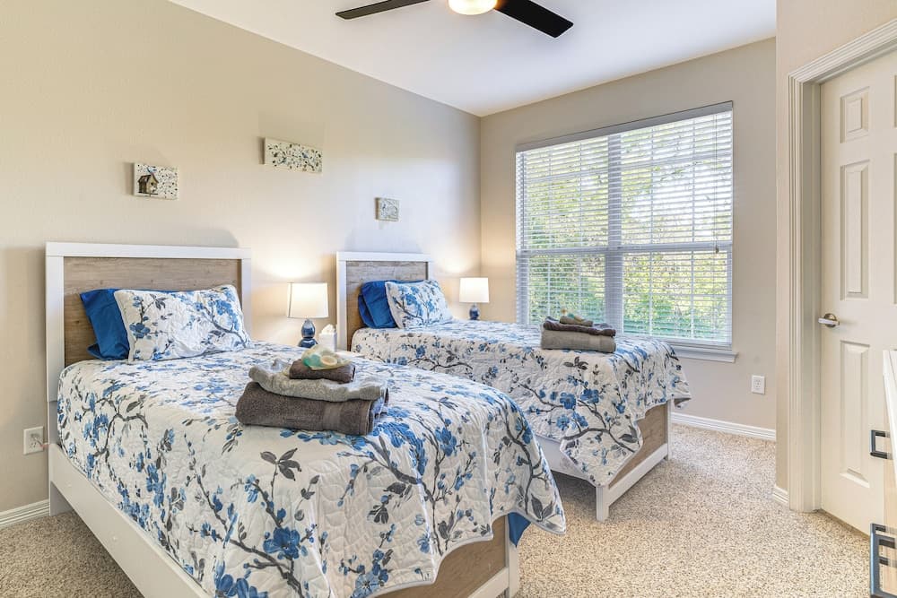 2 Mi to Texas A&m: Unit w/ Pool & Hot Tub Access