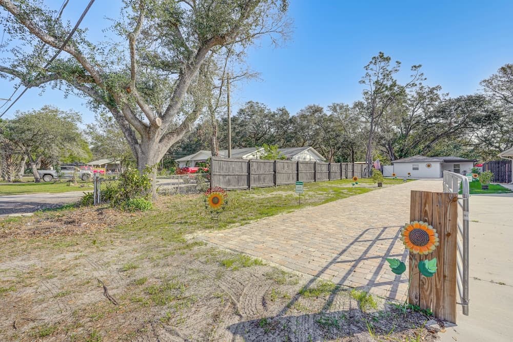 12 Mi to Dtwn Tampa: Vibrant Home w/ Outdoor Space