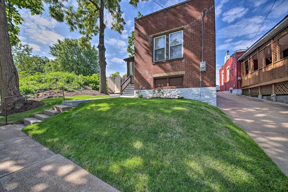 9 Mi to Dtwn: Vibrant St Louis Home!