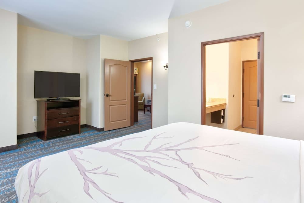 La Quinta Inn & Suites by Wyndham Dallas Grand Prairie South