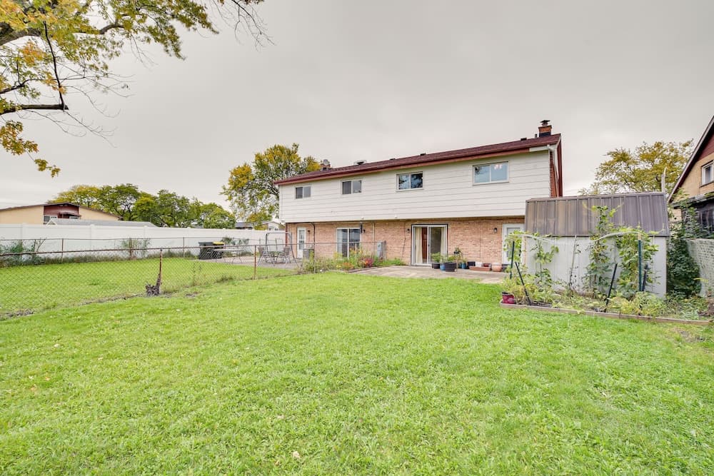 Fenced Backyard: Family Getaway in Des Plaines!