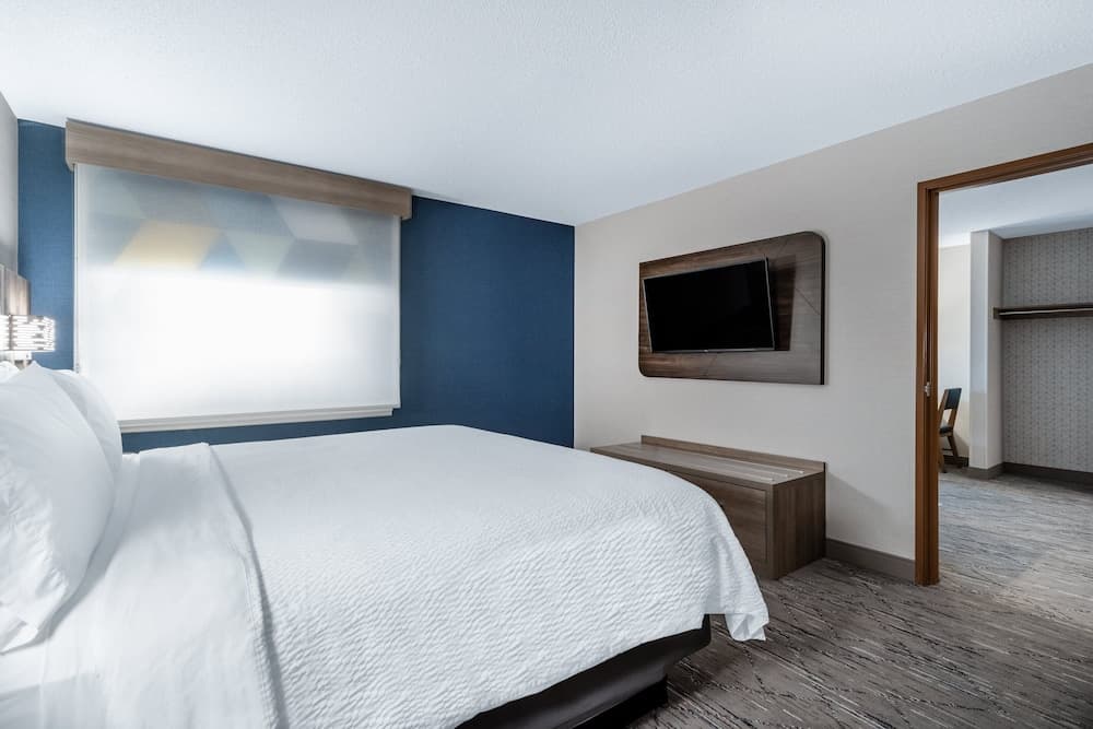 Holiday Inn Express & Suites Vadnais Heights by IHG