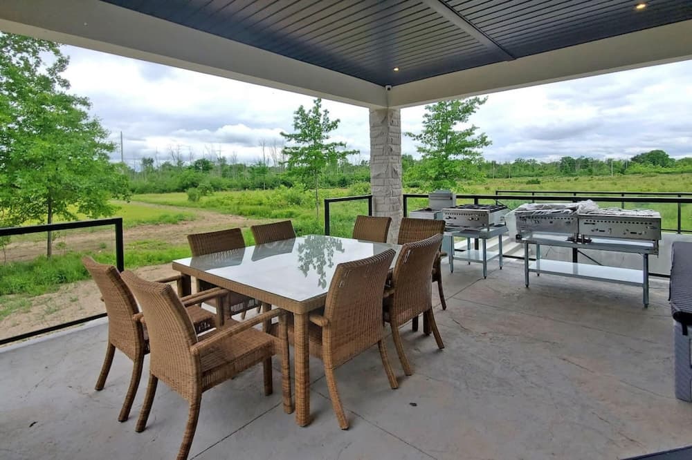 Lucky Mansion Luxury Villa in Fort Erie