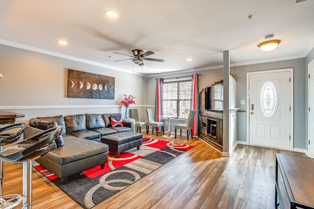 Spacious Dundalk Townhome: 8 Mi to Inner Harbor!