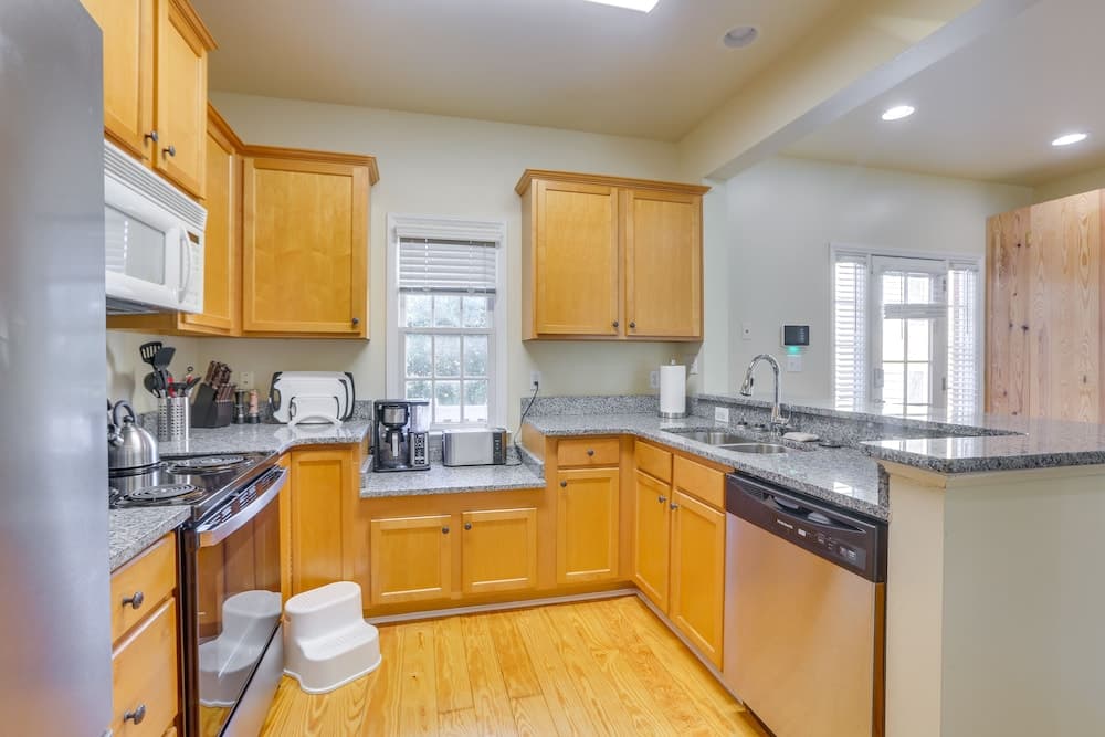 Greensboro Townhome w/ Deck - Walk to Downtown