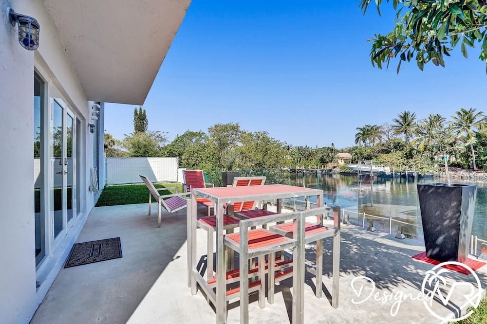 3-storey Home with Beautiful Lake View