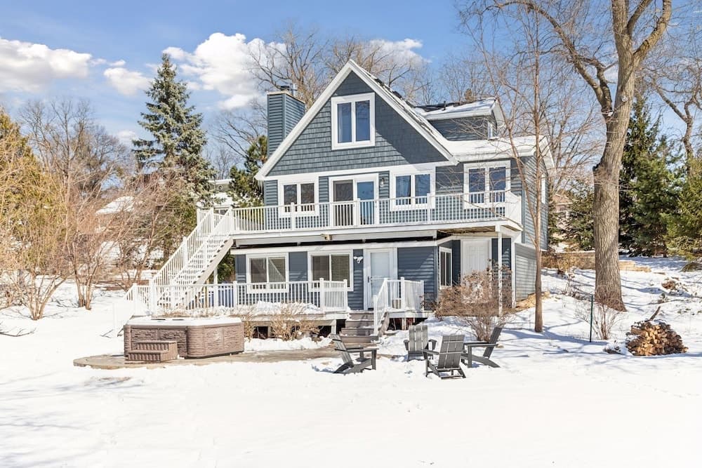 Lakefront Getaway: Sauna, Hot Tub, Firepit & More! 3 Bedroom Home by RedAwning