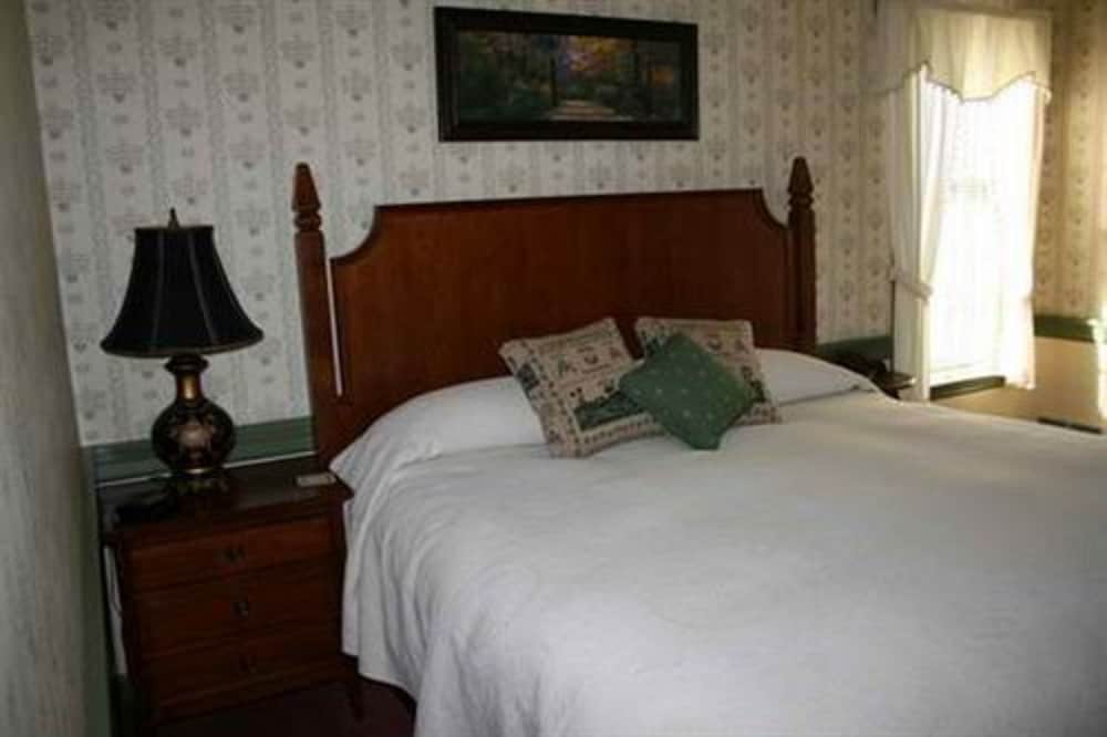 Strasburg Village Inn
