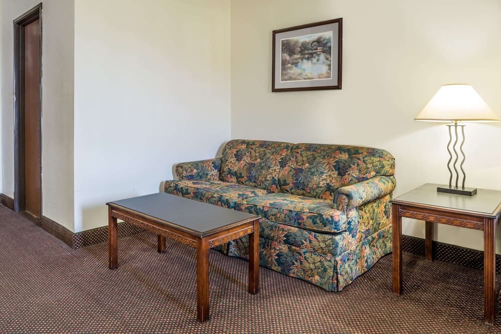 Days Inn by Wyndham Pontoon Beach