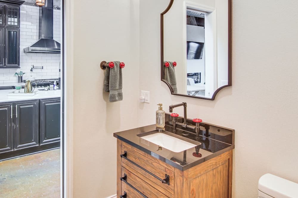 Modern Dtwn Condo w/ Balcony in Hendersonville