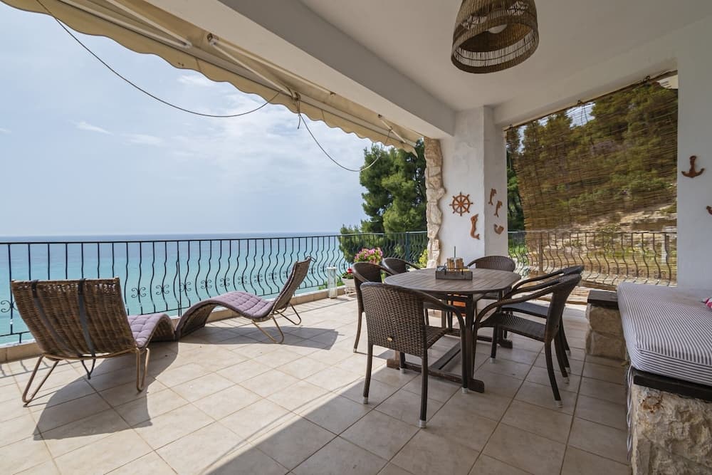 Poseidon Seafront Apartment by Rentalspro