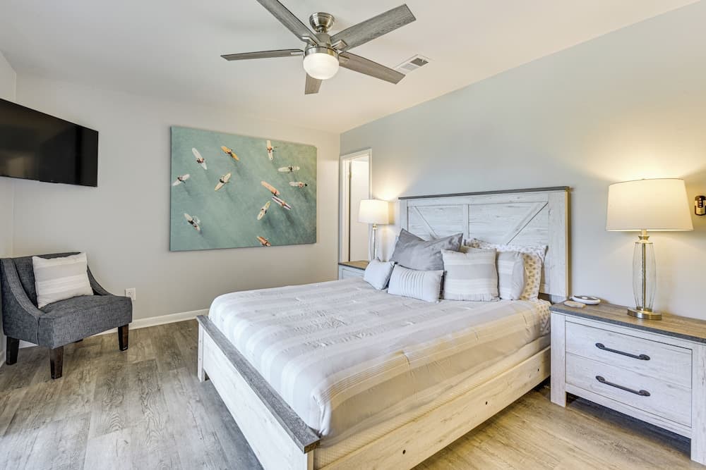10 Mi to Navarre Beach! Waterfront Rental w/ Pool