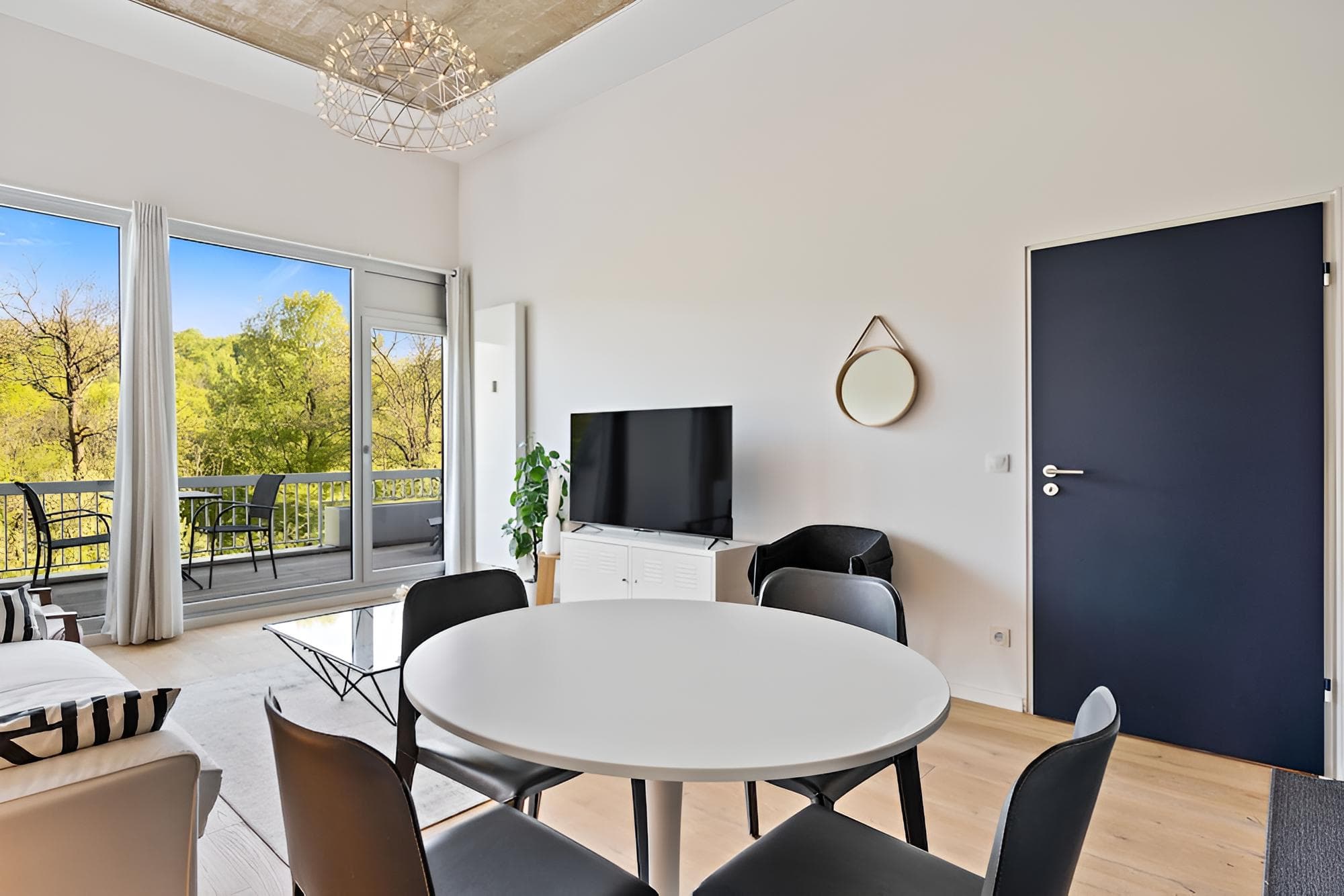 Elegant 1BR Apt: Balcony, Pool, Central Location