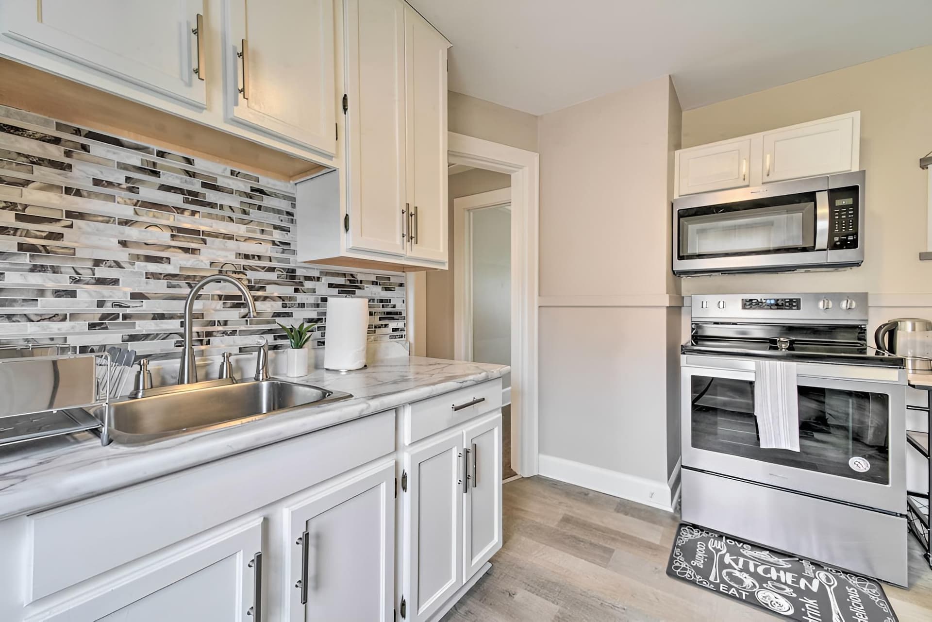 Inviting Royal Oak Abode, 16 Mi to Detroit!