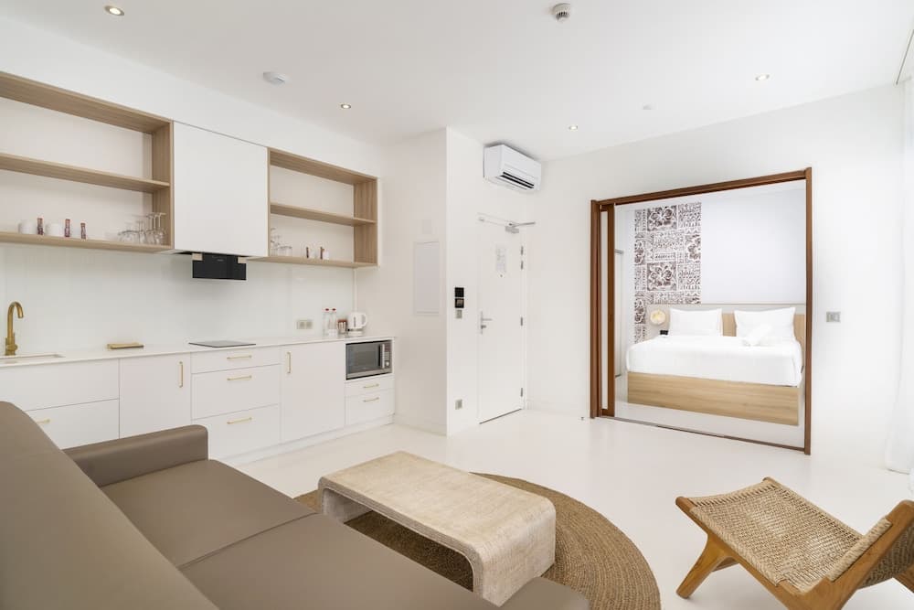 Cook's Bay Hotel and Suites