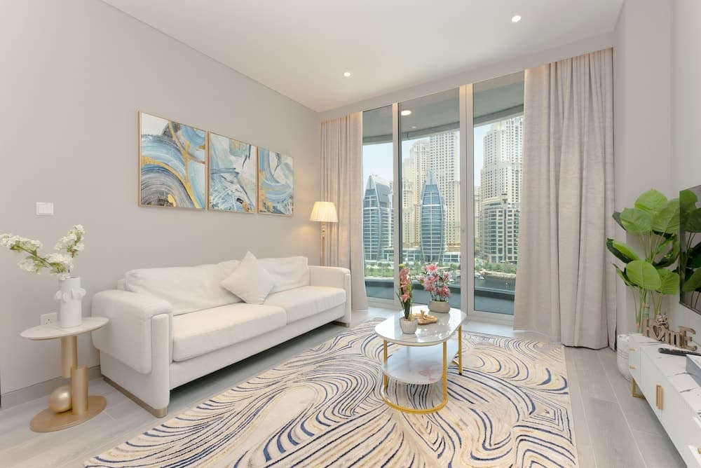 SIMPLY COMFORT  Bright Apartments Steps from Marina Walk