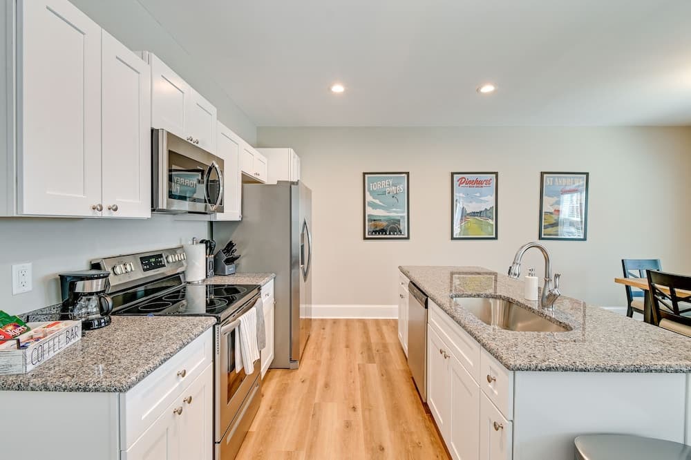 Luxe Aberdeen Townhome w/ Deck + Golf Course Views