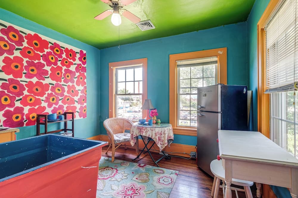 Half-mi to Dtwn: Cozy Roanoke Apt!