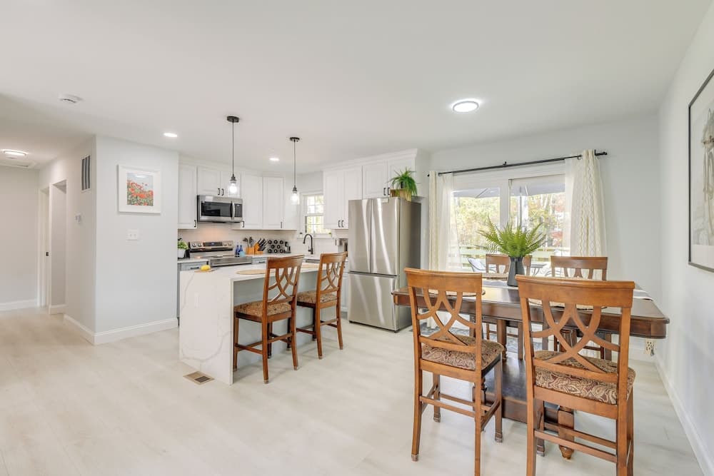 Near Top Attractions: Deck Dining at Severn Home!