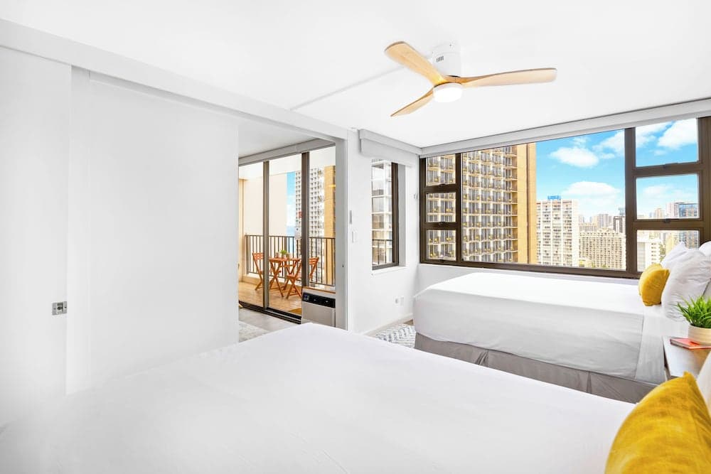 High Floor Ocean View Condo w/ 2 Beds and Parking