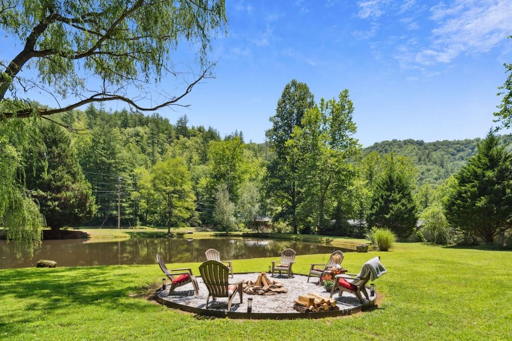 Twin Ponds Retreats 4 Bedroom Retreat by RedAwning