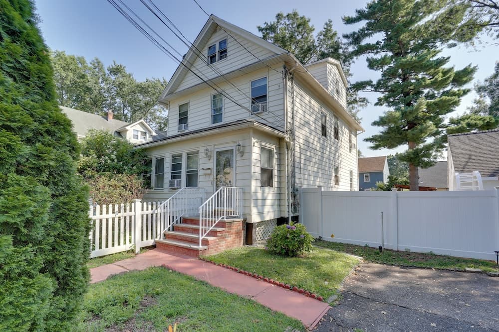 11 Mi to Manhattan: Pet-friendly Duplex w/ Yard!