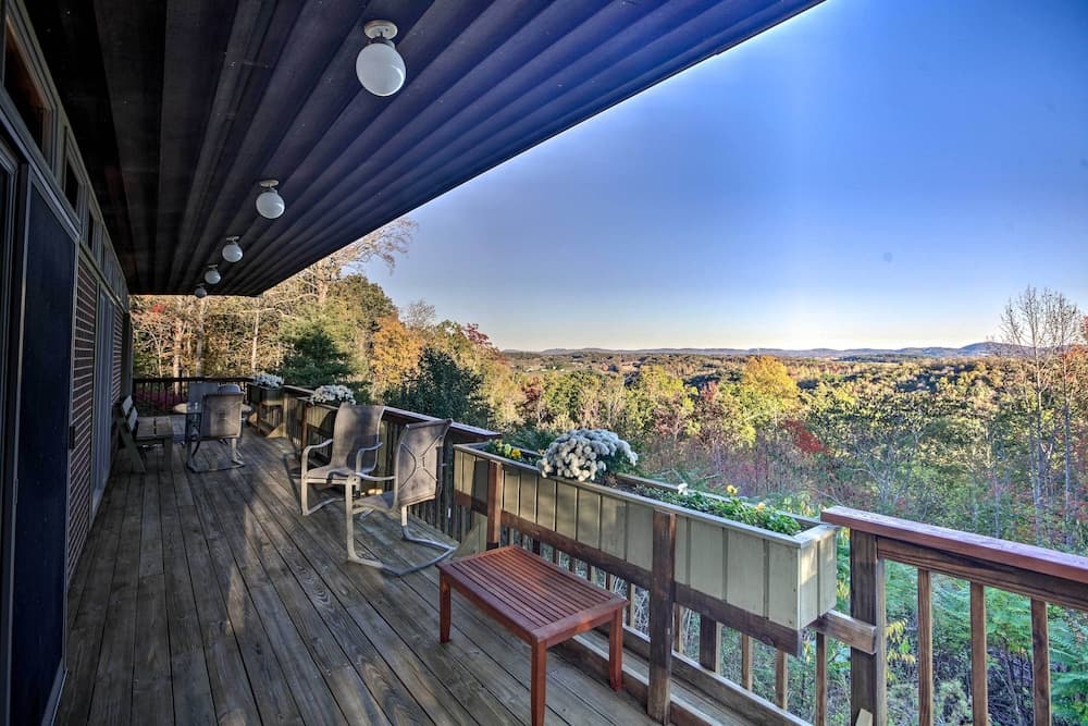 Home With Wraparound Deck + Blue Ridge Mtn Views!