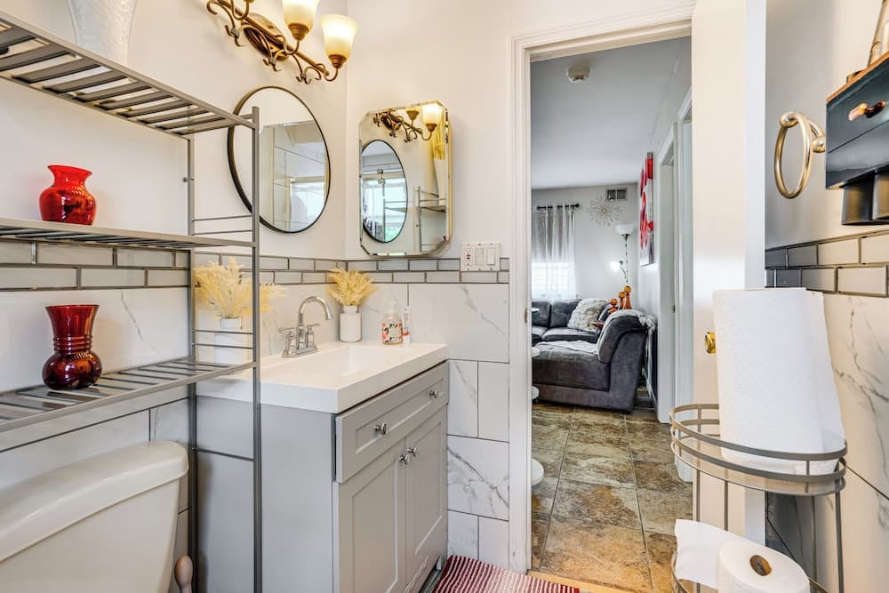 8 Mi to Long Beach: Cozy Apt w/ Fenced Yard!
