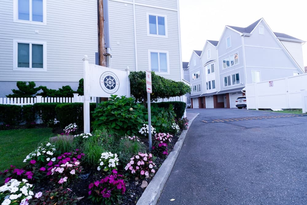Yachtsman's Cove with 3-Levels