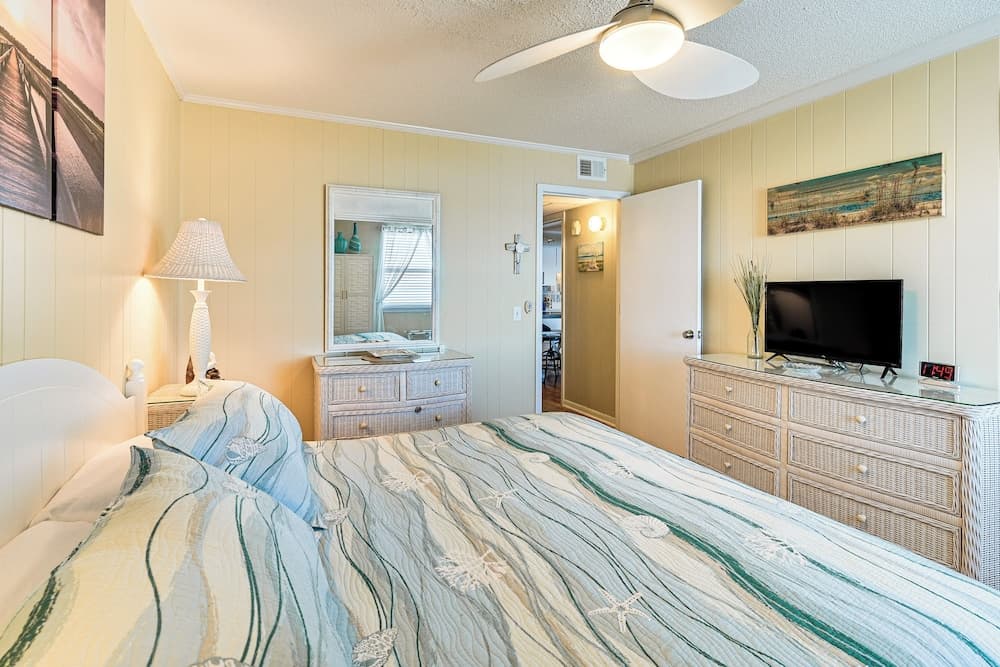 Waterfront Gem w/ Balcony in Garden City