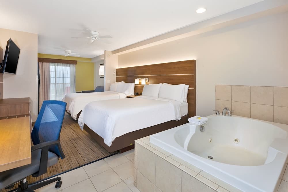 Holiday Inn Express & Suites Petoskey by IHG
