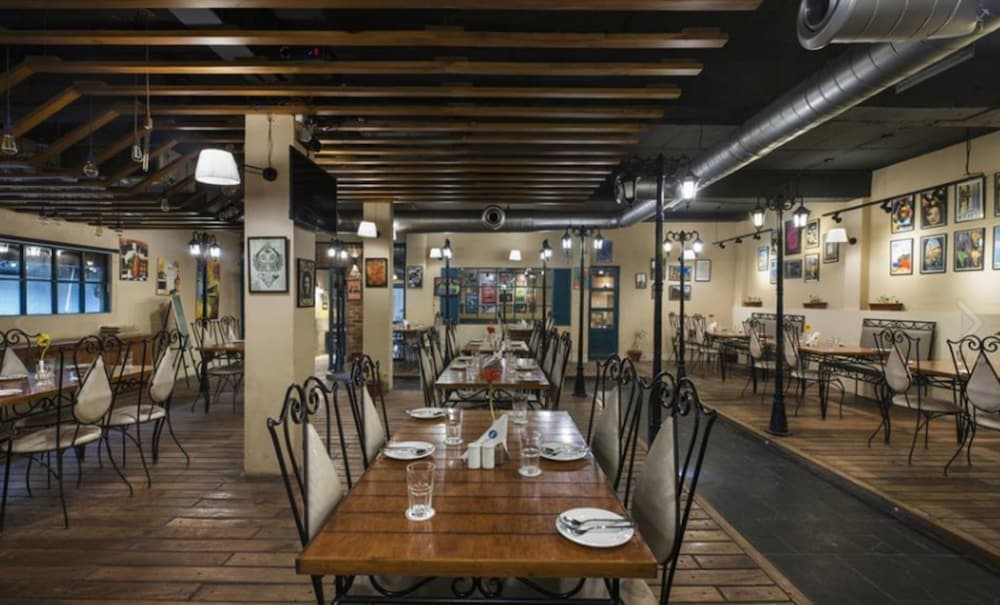 10 Park Street Hotel & Banquets