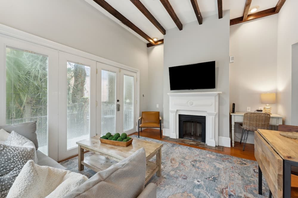 Beautiful Renovated Apartment Near King Street