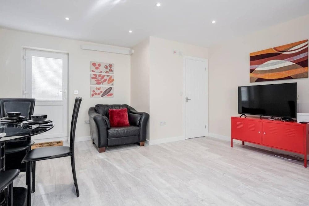 Cosy 2BR Maisonette Near Hospital & Stations