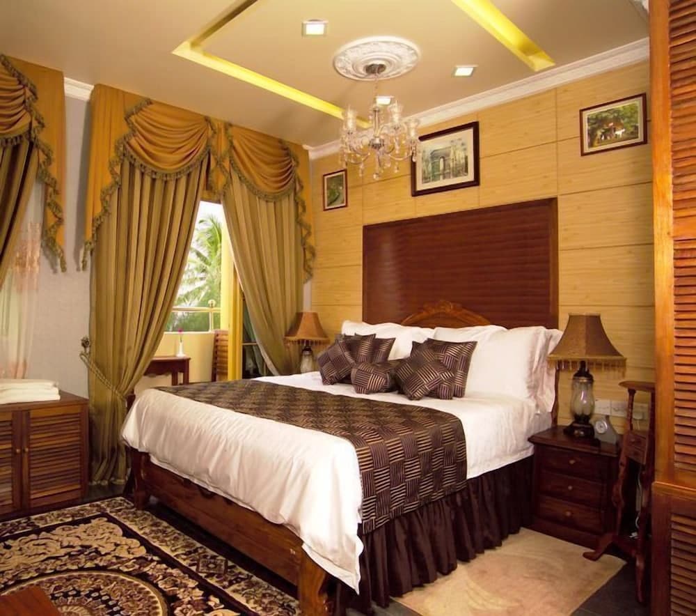 Loona Hotel