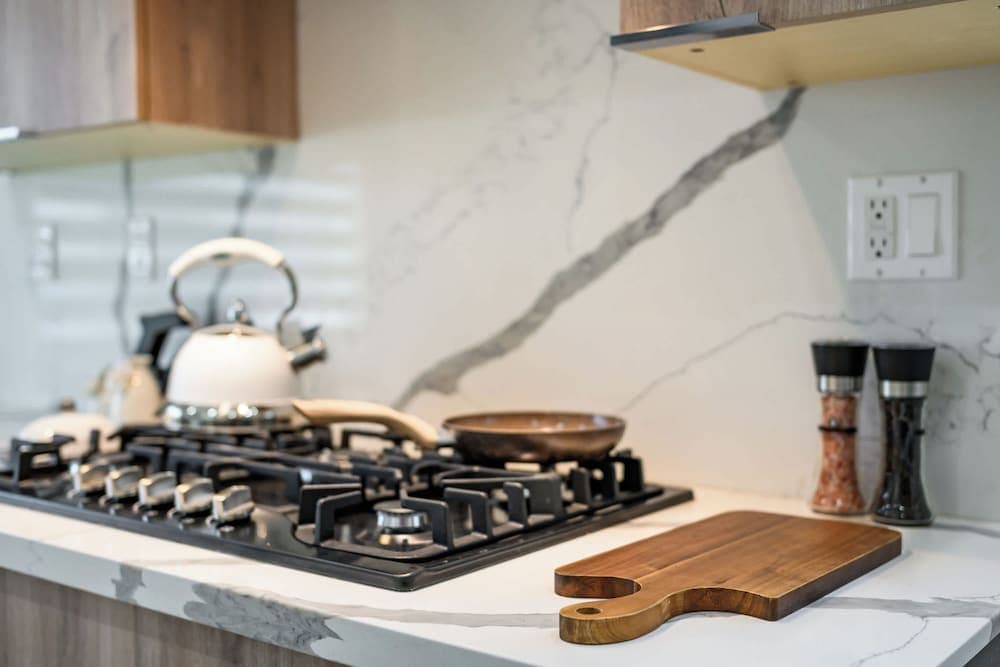 Cozy Modern Home w Full Kitchen Parking