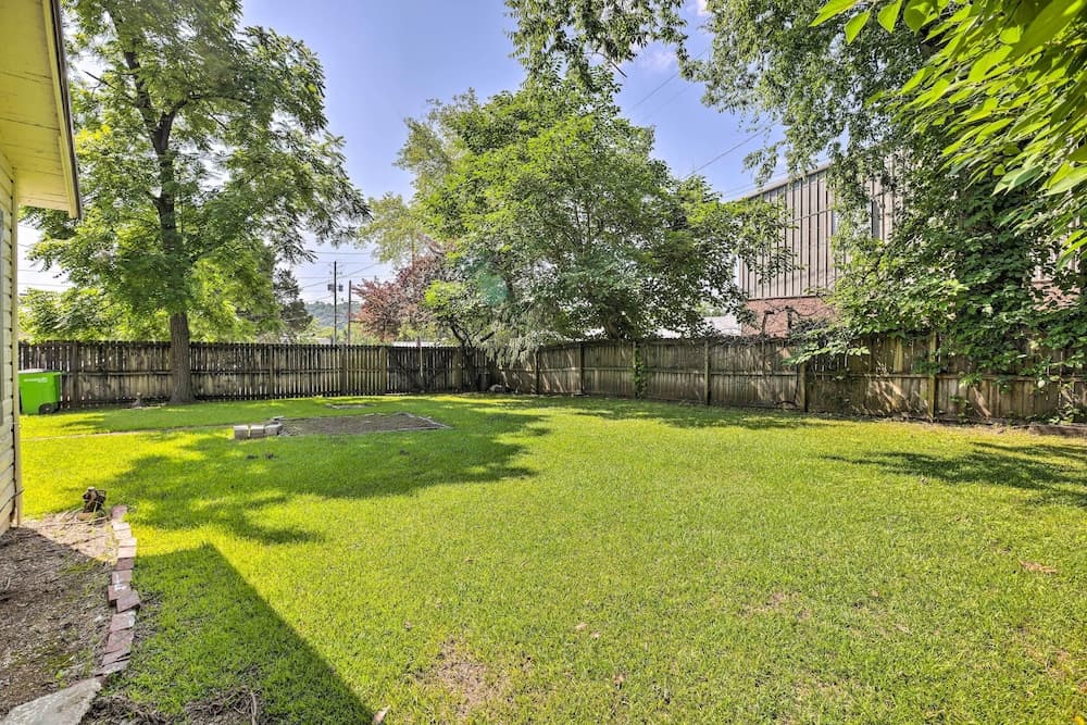 Quaint Leeds Studio w/ Yard ~ 18 Mi to Birmingham!