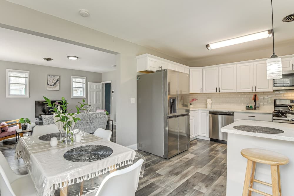 4 Mi to Universities: Quaint Parkville Apartment!