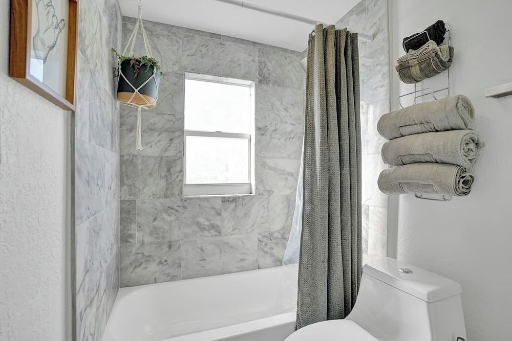 Zen 2br, 7 Min From Beach & Airport, Save Now!