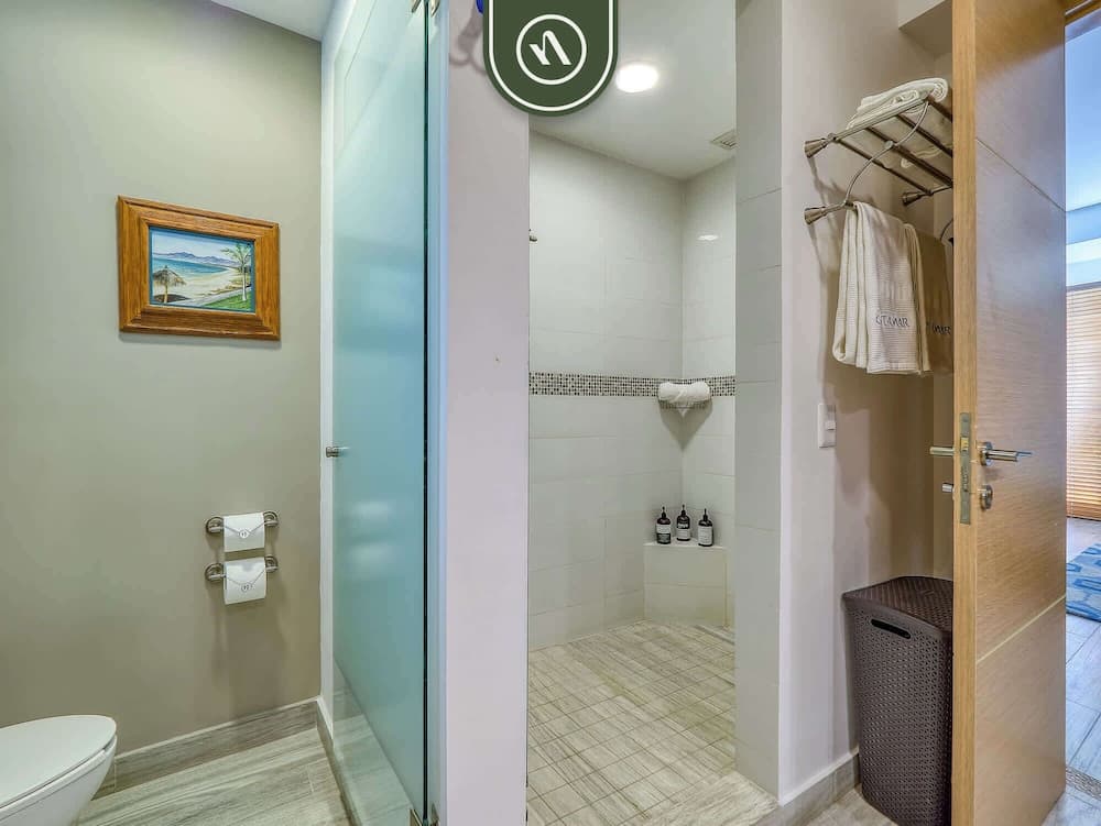 Luxury 4 BR Condo - Private Beachfront Deck With Pool