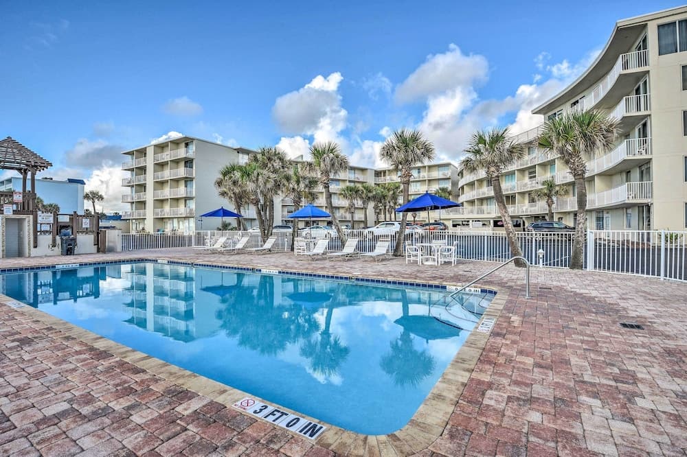 Beachfront Studio w/ Community Indoor Pool!