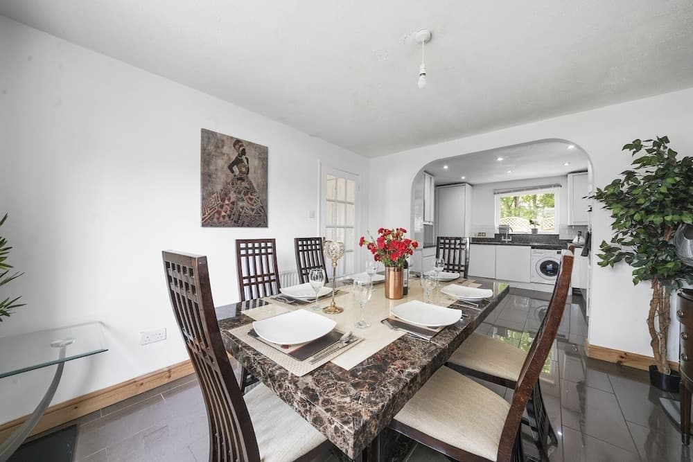 House - Sleeps 8 & On-site Parking
