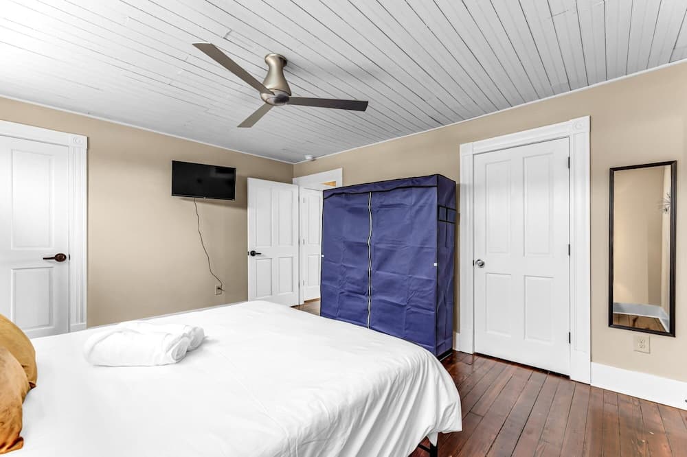 The Elm St Suite - Downtown Condo
